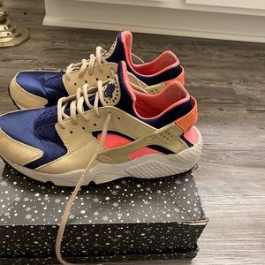 Women’s size 9 huarach